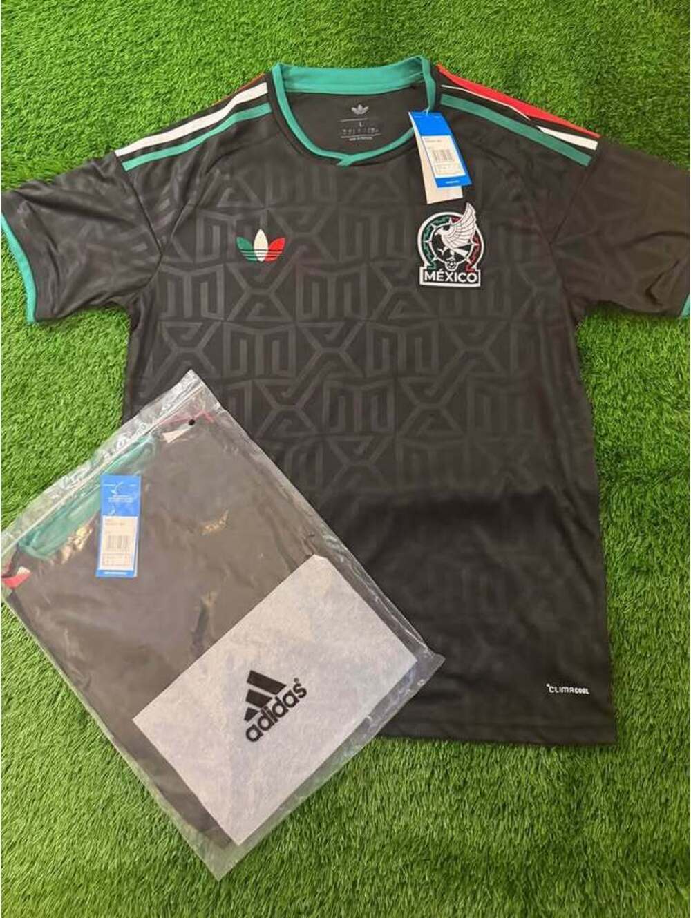 Elegancia Azteca: Jersey Negro Selección Mexicana